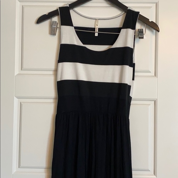 Black & White Maxi dress WITH pockets - Picture 2 of 4